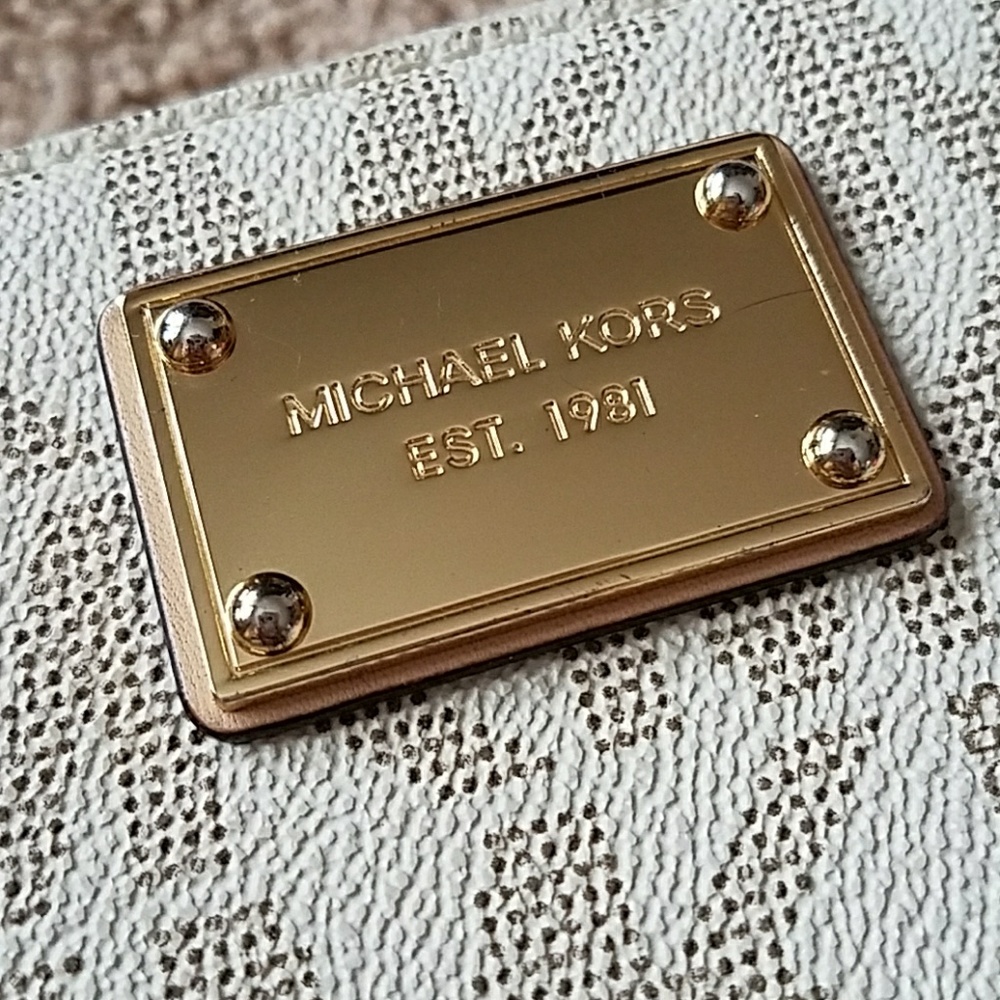 Large Michael Kors clutch/wallet - Picture 2 of 7